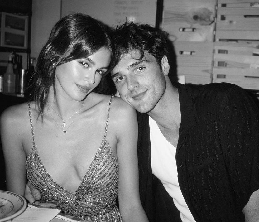 Το περιμέναμε και έγινε! Η Kaia Gerber στην πρώτη της δημόσια εμφάνιση με τον Jacob Elordi (photos)
