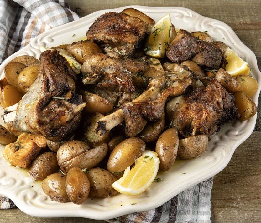 Άκης Πετρετζίκης: Αρνί κλέφτικο