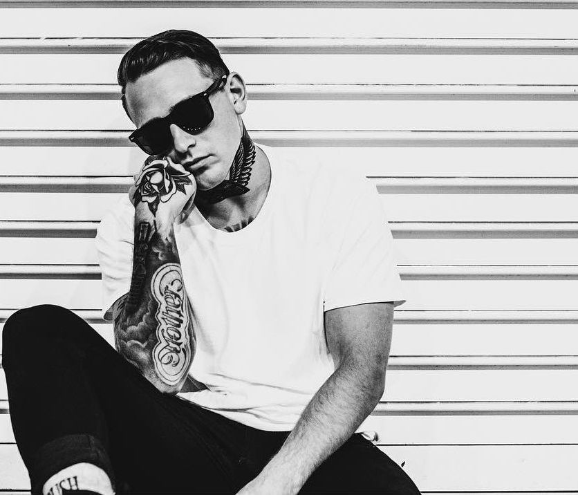 Γνώρισε τον Arizona Zervas: Ο «AZ» με τα viral video και τη μουσική του θα γίνει το νέο σου crush