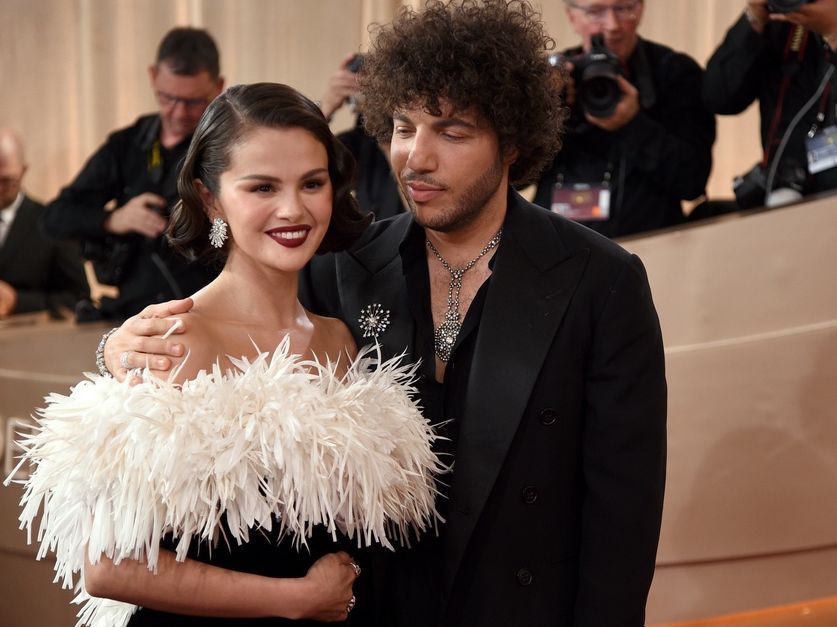 Η Selena Gomez ονειρεύεται τέσσερα παιδιά με τον Benny Blanco & μιλάει το Dorothea της Taylor Swift