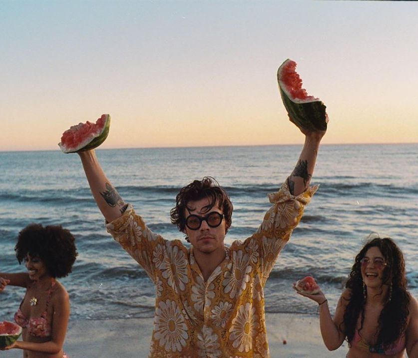 O Harry Styles έφερε το καλοκαίρι! Το music video του «Watermelon Sugar» θα σε στείλει παραλία