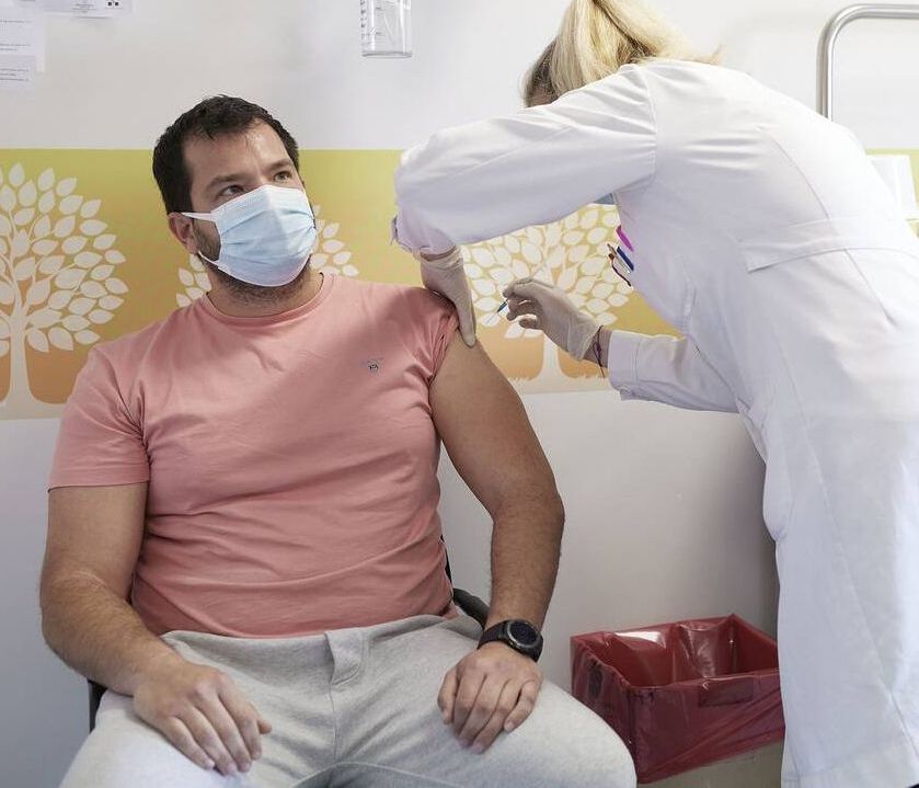 Έρευνα για την «ανάμειξη» των εμβολίων Pfizer - Astrazeneca: Τι έδειξε για παρενέργειες και ασφάλεια