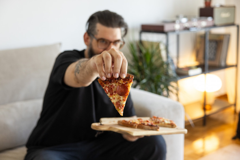 Μόνο εσύ, ο καναπές σου και η Pizza Special: Αυτό θα πει καλοκαίρι στην πόλη
