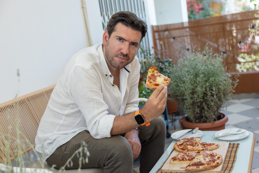 Ραντεβού στο μπαλκόνι; Είσαι 7 λεπτά μακριά από την πιο τέλεια, τραγανή και αφράτη Pizza