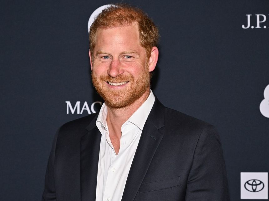 Πρίγκιπας Harry: Το χαμόγελο στο κόκκινο χαλί, οι παπαράτσι & η νοσταλγία για τη Βρετανία