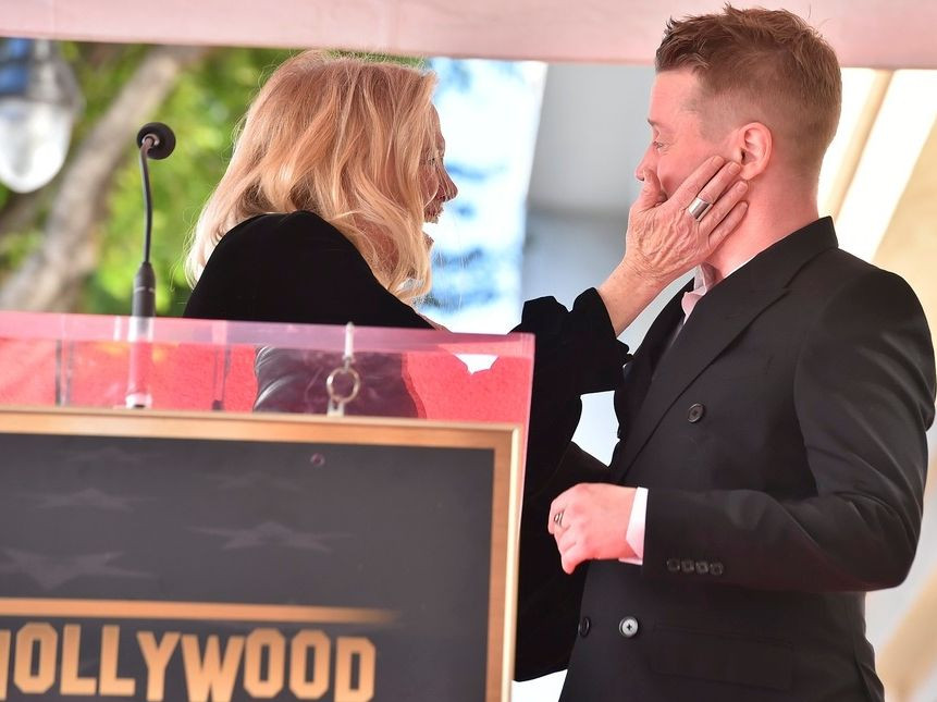 «Μόνος στο Σπίτι»: Ο Macaulay Culkin πήρε το αστέρι του στο Hollywood αγκαλιά με τη μαμά του