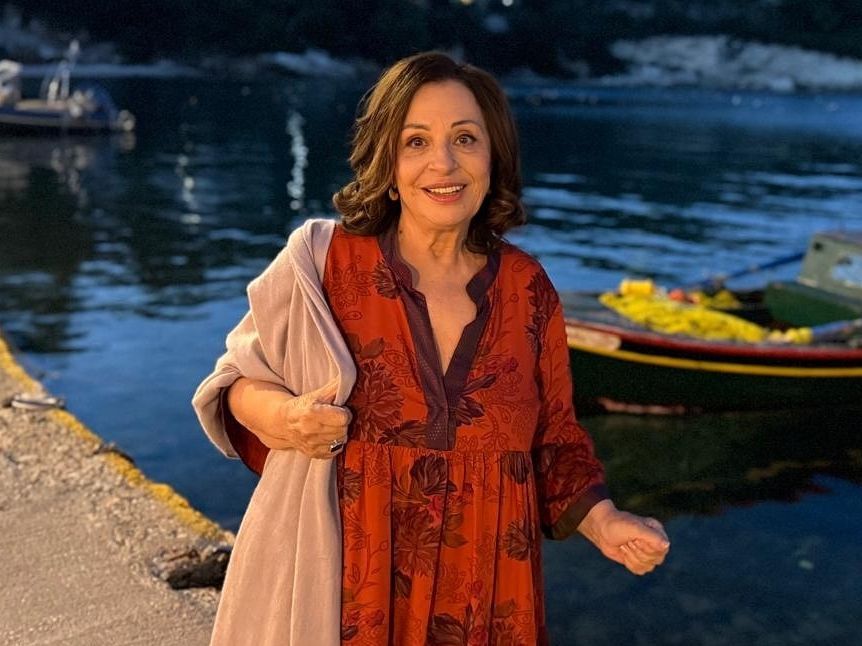 «Θα μεγαλώνουμε μαζί» τραγούδησε η Χάρις Αλεξίου συγκινημένη στα 75α της γενέθλια: H εκδρομή - δώρο