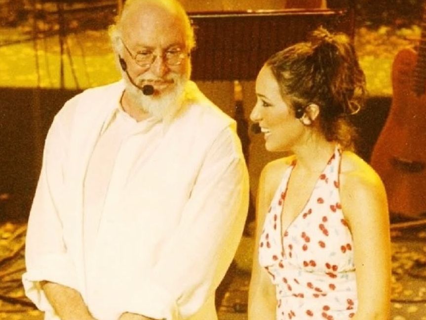 Καλομοίρα: Το αντίο στον Διονύση Σαββόπουλο και τα πλάνα από την έκπληξη στο Ηρώδειο το 2004