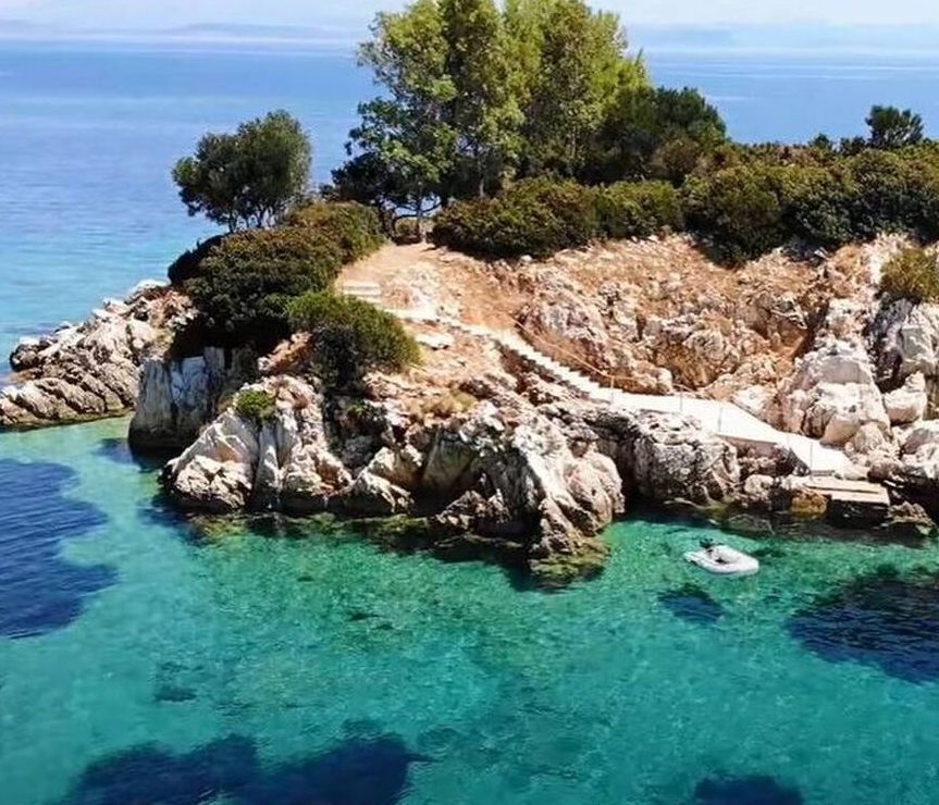 Το νησάκι του Αγίου Νικολάου στο ατελείωτο γαλάζιο της Ιθάκης