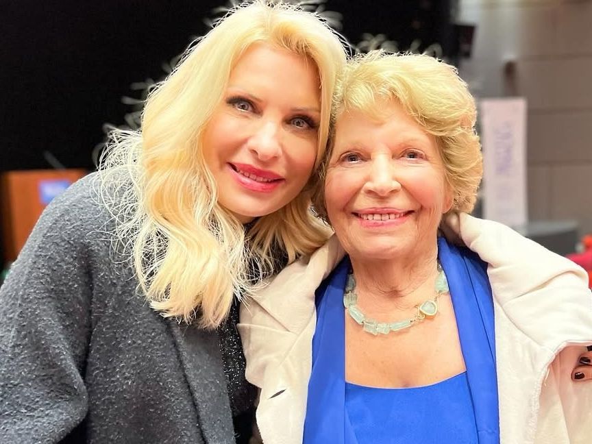 Η ομοιότητα της Ελένης Μενεγάκη με την θεία της, Μαρία και η σπάνια αναφορά στον πατέρα της