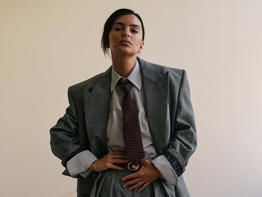 Χωρίστρα στο πλάι: Η Emily Ratajkowski βρήκε πώς να καμουφλάρει το «λάθος» κούρεμα της