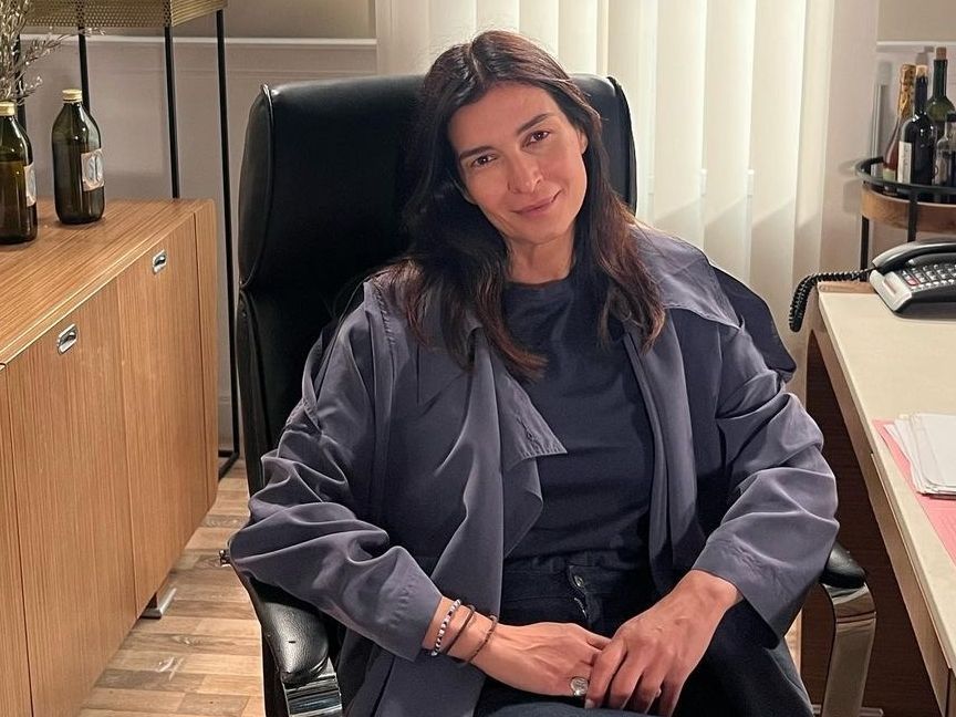 Η Γη της ελιάς: Η Αντιγόνη Κουλουκάκου συμμαχεί με τον «εχθρό» της για να σωθεί ο Πασχάλης Τσαρούχας