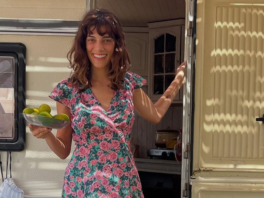 Η Χριστίνα Χειλά Φαμέλη έκοψε see-through αφέλειες και υιοθέτησε το δημοφιλή «wolf cut» των it girls