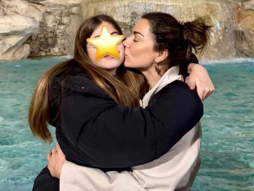 Τα γενέθλια της κόρης της Βάσως Λασκαράκη και η  έκπληξη από την τηλεοπτική κόρη της στο Σόι σου