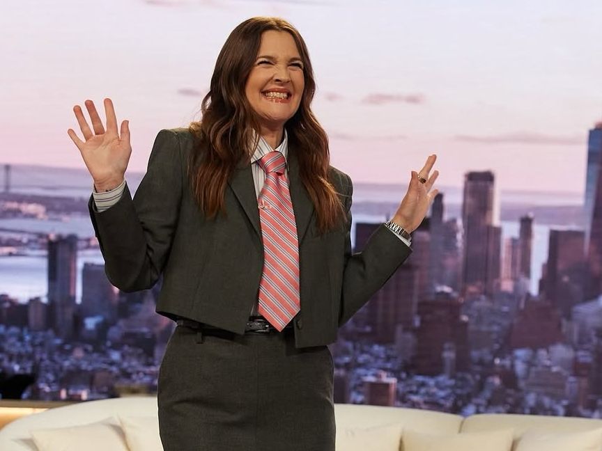 Είναι η Drew Barrymore η φίλη που όλοι θέλουμε; Στα 51 της, ναι είναι!