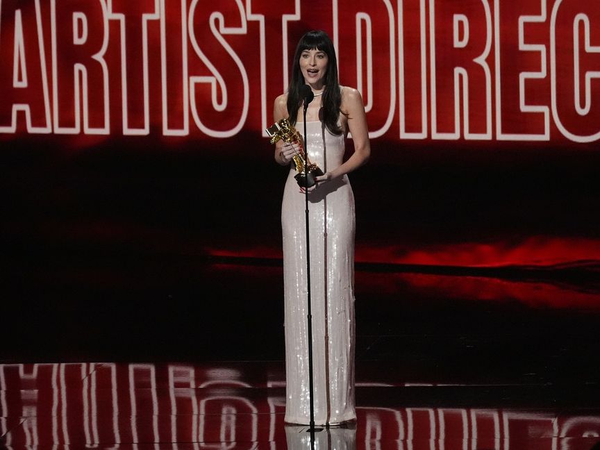 Dakota Johnson: To φόρεμα στα MTV Video Music Awards 2026 & τα iconic σκουλαρίκια με την Swift