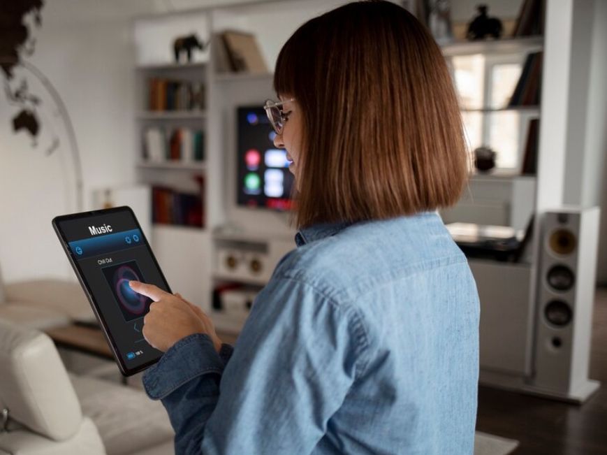 Όταν το έξυπνο σπίτι σε χρησιμοποιεί σαν μέσο: η τεχνολογία που παραβιάζει την αυτονομία