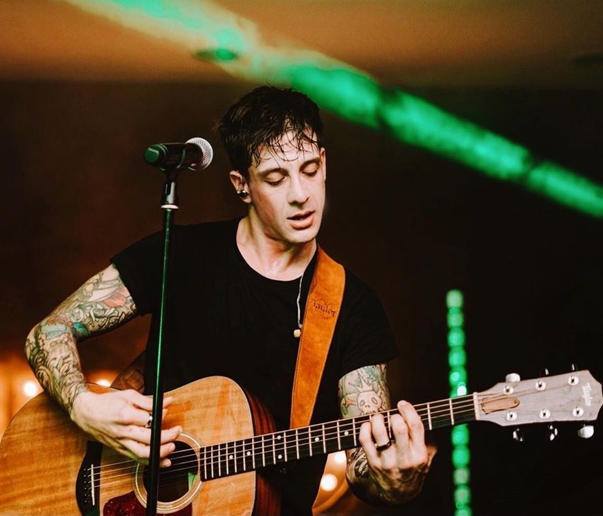 Η Billie Eilish έστειλε μήνυμα στον Ηλία Μπόγδανο και δε σου κάνουμε καμία πλάκα