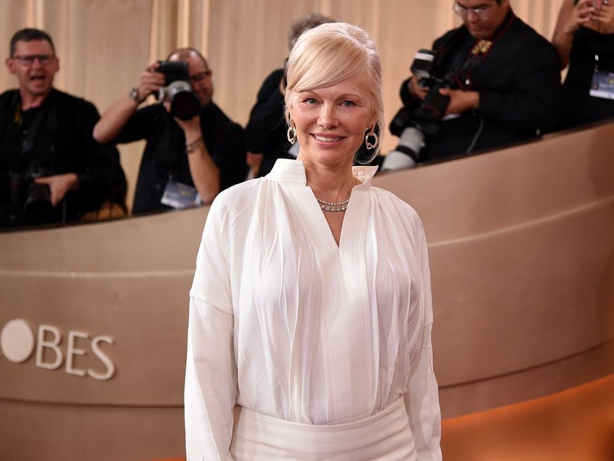 Όλα τα βήματα για να πετύχεις το χτένισμα της Pamela Anderson από τις Χρυσές Σφαίρες