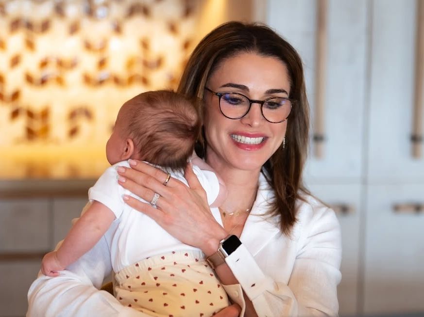 Ξανά γιαγιά η βασίλισσα Ράνια της Ιορδανίας: Η τρυφερή, καλλιτεχνική φωτογραφία που μοιράστηκε