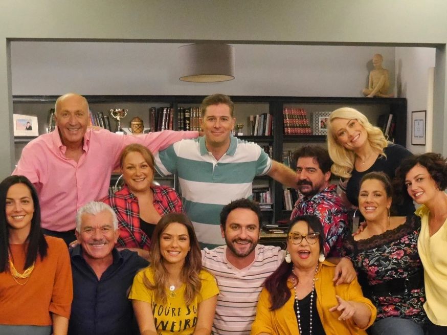 2 σειρές που ξαναγράφουν ιστορία: Πότε και πώς θα δεις το επετειακό Παρά 5 & το remake στο Σόι σου