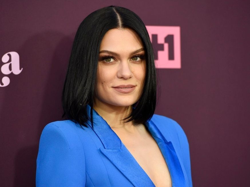 H Jessie J γίνεται 38: Ο καρκίνος, το άγχος & μια χρονιά αλήθειας που μας εμπνέει