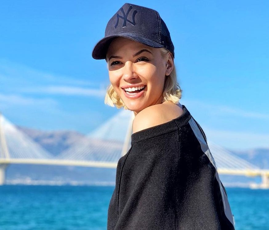 Η Λάουρα Νάργες πήρε το μεταπτυχιακό της κι η φωτογραφία της μας εμπνέει