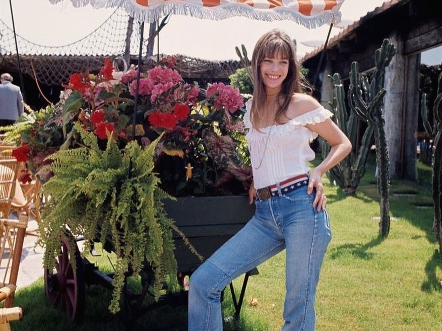 Η λευκή boho μπλούζα της Jane Birkin επιστρέφει δυναμικά στις τάσεις του καλοκαιριού 2026