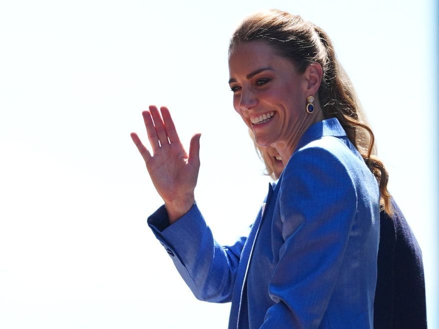 Kate Middleton: Το μπλε κοστούμι στο Wimbledon είναι η απόχρωση που ψάχνουμε όλες αυτό το καλοκαίρι