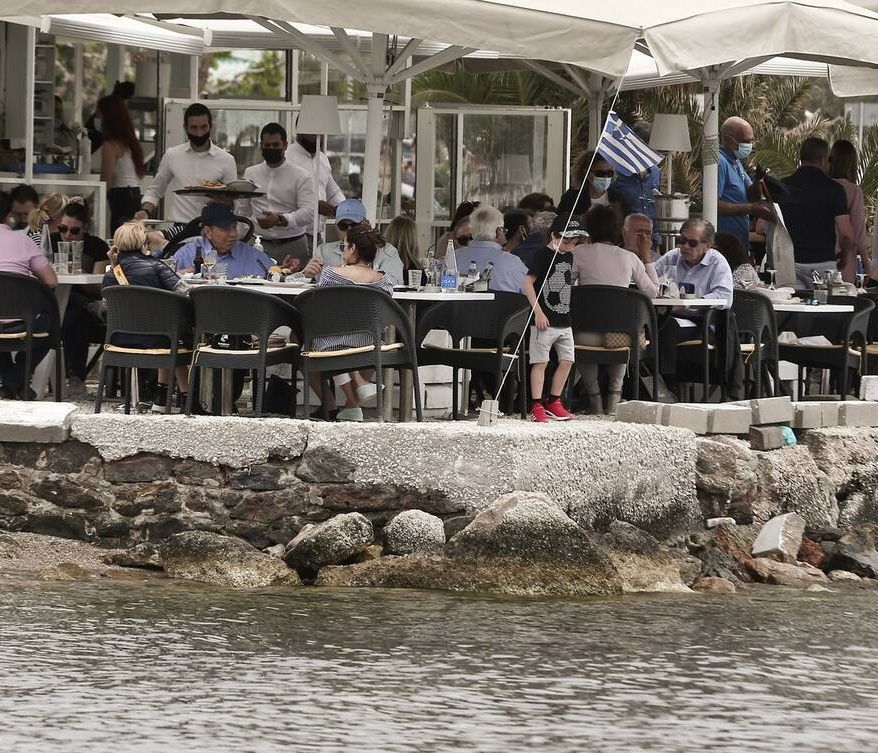 Άρση lockdown: Τα επόμενα ανοίγματα και το τέλος του SMS - Αλλαγές στην απαγόρευση κυκλοφορίας