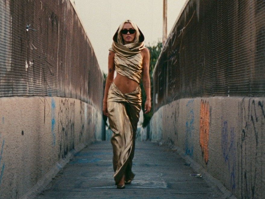 Η Miley Cyrus μεταμόρφωσε το μαύρο «revenge dress» στο πιο iconic χρυσό φόρεμα και έγραψε ιστορία