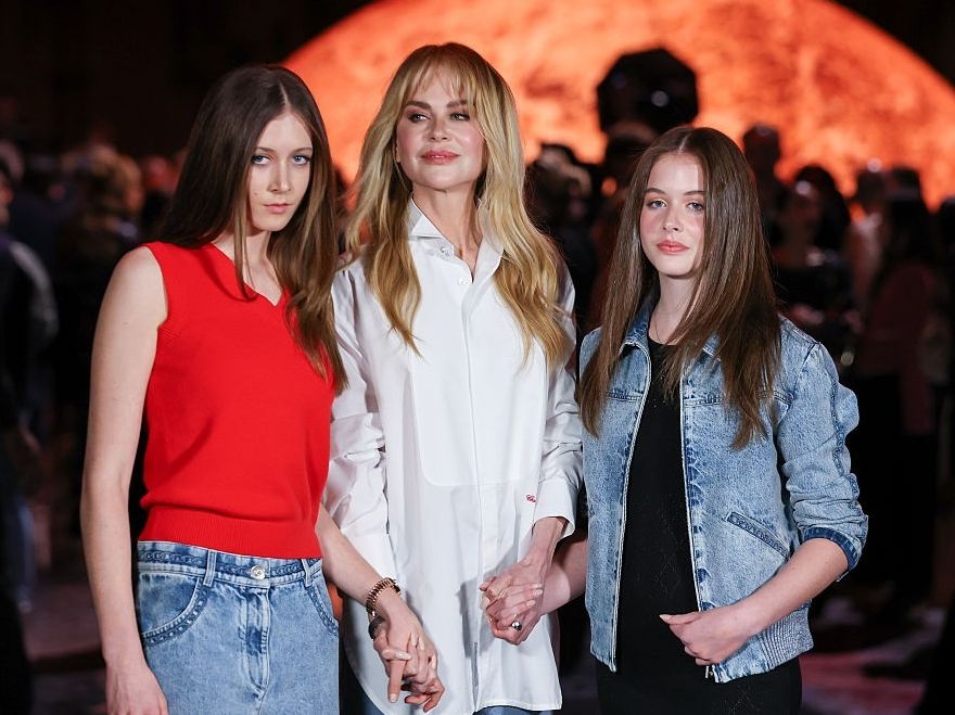 Η Nicole Kidman δεν πήγε μόνη στο show της Chanel: Με τις κόρες της έκανε δήλωση μετά το διαζύγιο