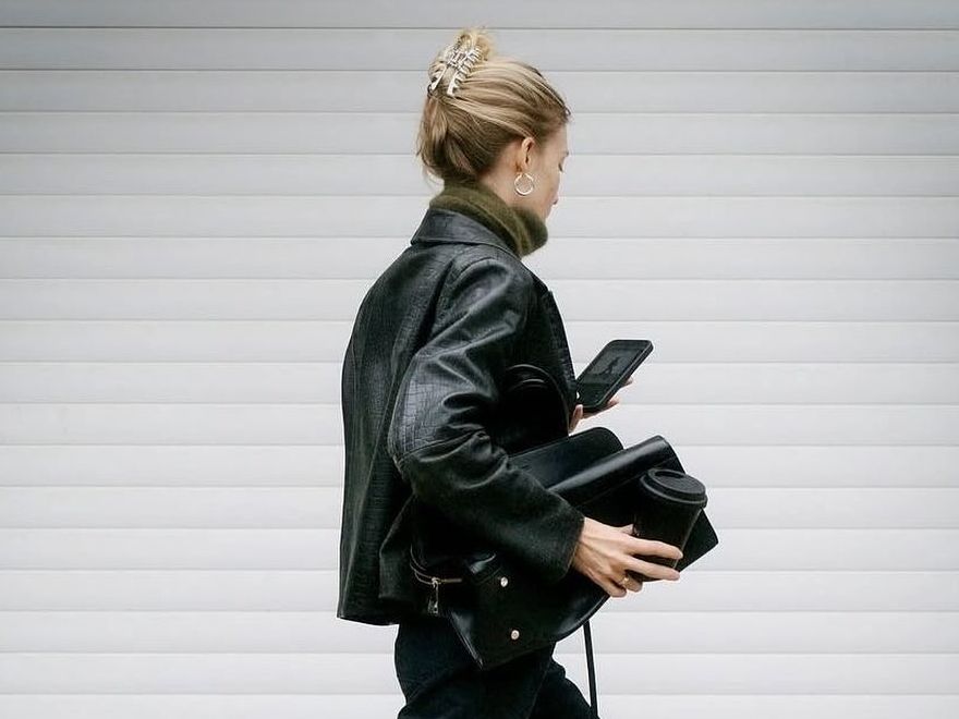 4 stylish χτενίσματα για τις βόλτες του ΣΚ που γίνονται σε χρόνο ρεκόρ