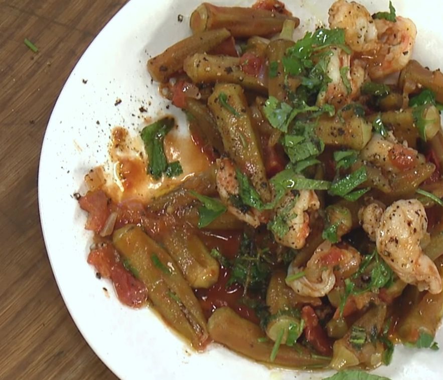 Άκης Πετρετζίκης: Μπάμιες με γαρίδες