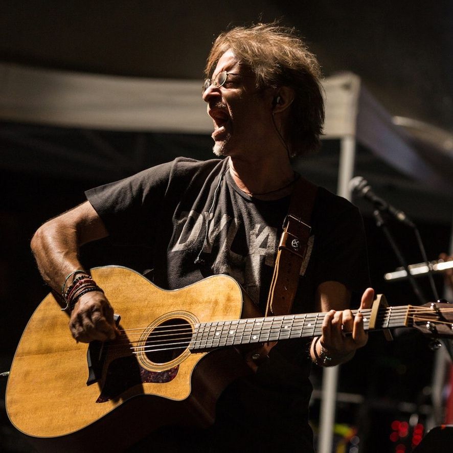 Ο Μίλτος Πασχαλίδης στο Θέατρο Βράχων “Μελίνα Μερκούρη”