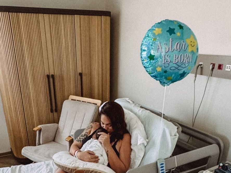 Η μαμά Ευρυδίκη Βαλαβάνη δεν αφήνει τον γιο της ούτε για φαγητό - και το μενού έχει burger