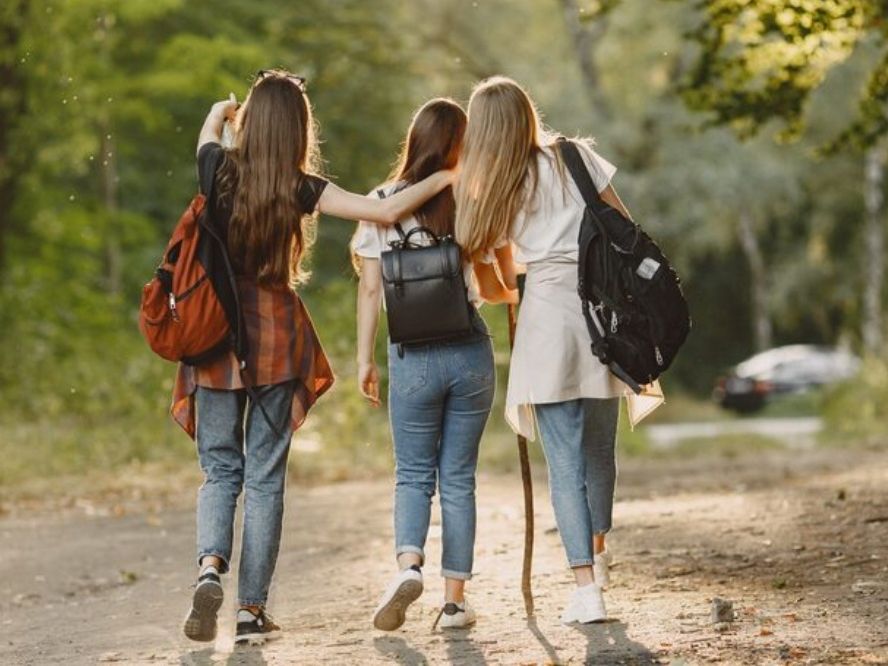 Άνθρωποι που δείχνουν νέοι στα 60 και μετά: 10 συνήθειες που εσύ βάλε στη ζωή του «χθες»