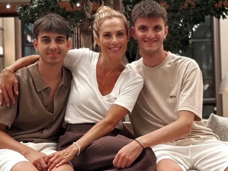 «Γενικά είμαστε καλά», λέει η Ντορέττα Παπαδημητρίου στο νέο βίντεο με τους γιους της