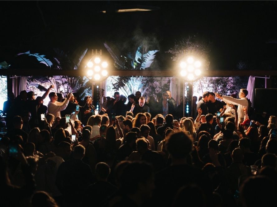 Sunset Series: Μία σειρά από curated events δίνει το ρυθμό του καλοκαιριού στην αθηναϊκή Ριβιέρα