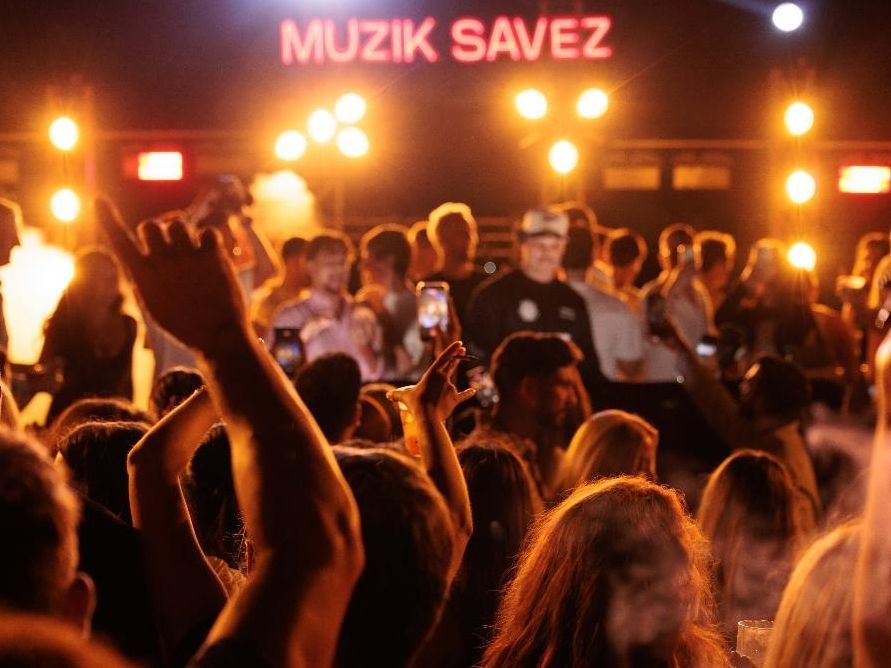 Live, DJ sets και δείπνα δίπλα στη θάλασσα, αυτός είναι ο Αύγουστος στην Costa Navarino