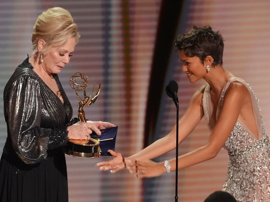 Jean Smart: Στα 75 της γράφει ιστορία στα βραβεία Emmy & μάς θυμίζει ότι το ταλέντο δεν έχει ηλικία