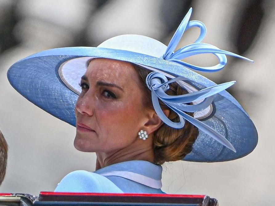 Kate Middleton: Η κίνηση που πρόδωσε ότι άκουσε τις αποδοκιμασίες του κόσμου στο Trooping the Colour