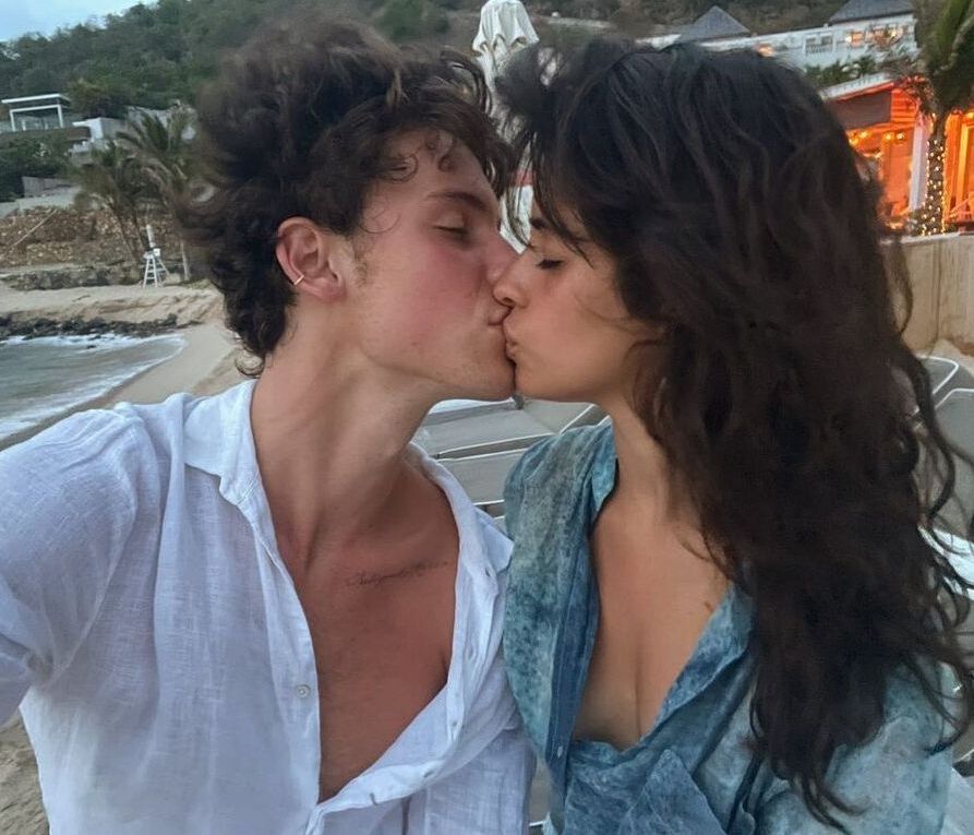 Ο Shawn Mendes μιλά για τη σχέση του με την Camila Cabello: «Πραγματικά δε με νοιάζει»