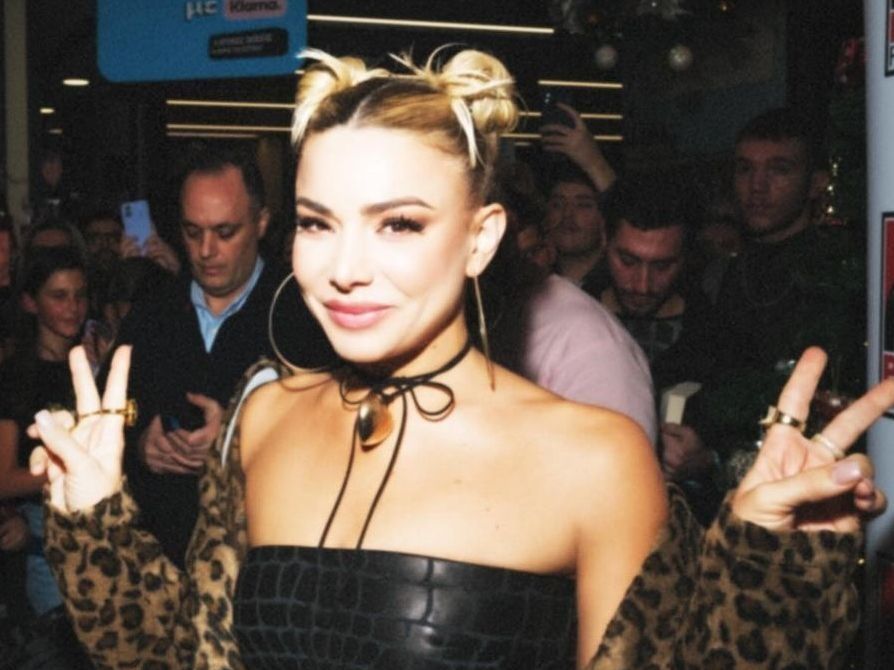 Το χτένισμα της Josephine είναι ιδανικό για date out εμφανίσεις