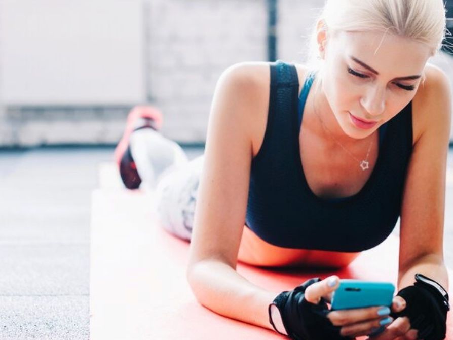 Ούτε κολύμπι ούτε πιλάτες: η άσκηση που δυναμώνει τα οστά, φτιάχνει ύπνο και καθυστερεί τη φθορά