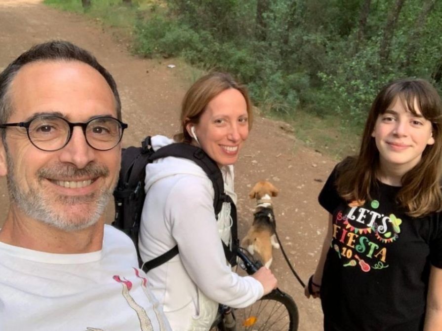 Ο Κώστας Κρομμύδας μας εξηγεί πως για να είσαι καλός μπαμπάς χρειάζεται μόνο αγάπη (όχι κανόνες)