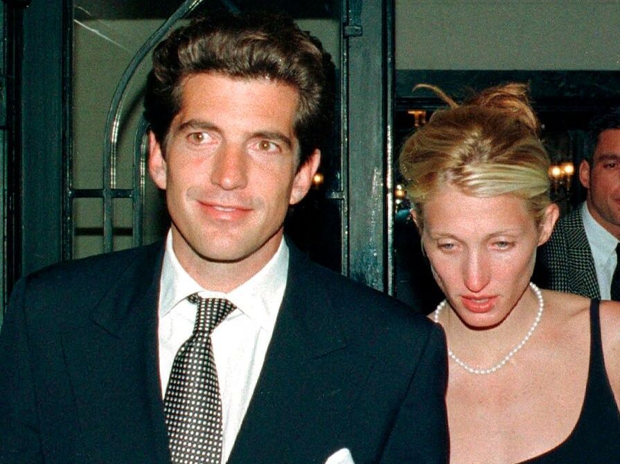 Kennedy Jr - Bessette: 4 μυστικά που αποκαλύφθηκαν από τη σειρά και ο ρόλος της μαμάς Jackie Ο.