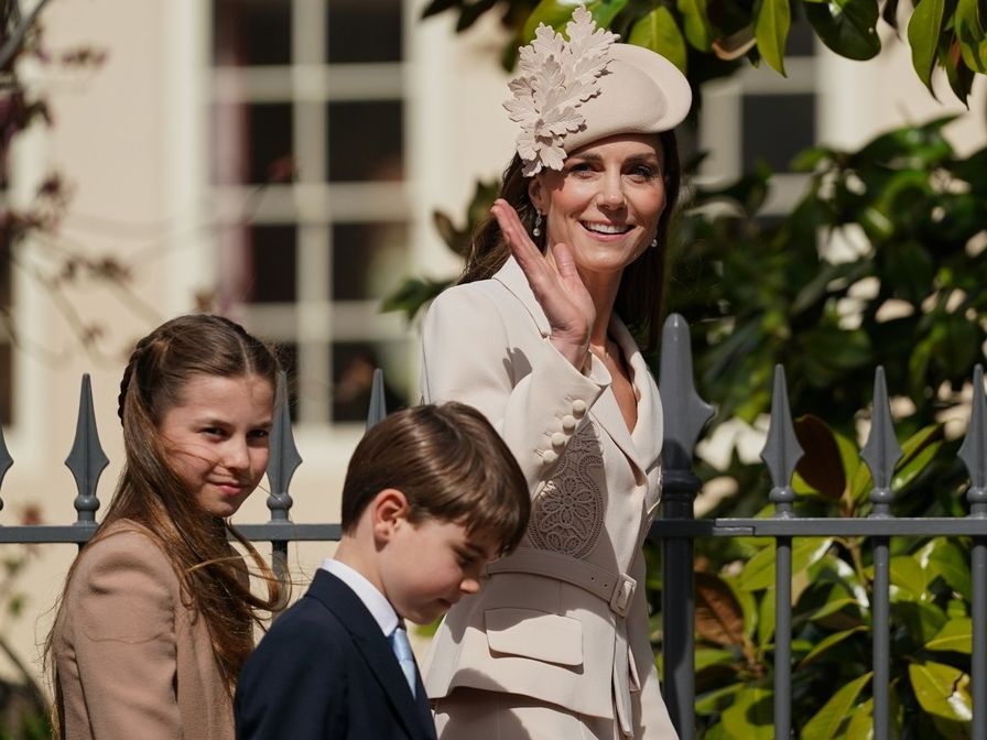 Η Kate Middleton καθοδηγεί διακριτικά τον Louis: η στιγμή που συγκίνησε τους πάντες