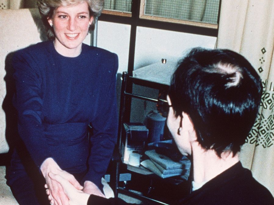 Παγκόσμια Ημέρα κατά του AIDS: 28 χρόνια χωρίς τη Diana και ακόμη δεν μάθαμε όσα δίδαξε μια χειραψία