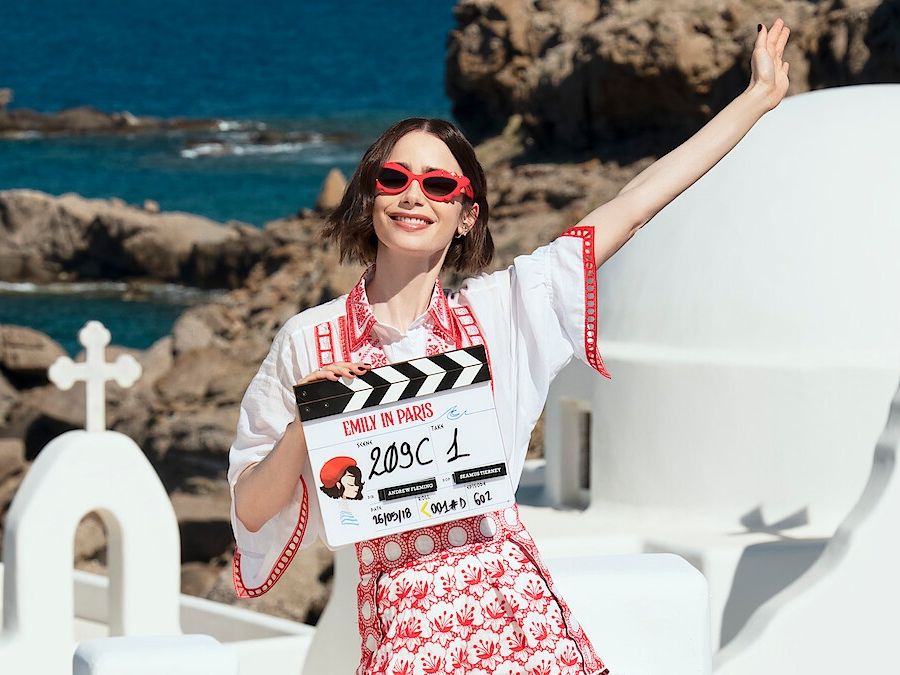 Emily in Paris φινάλε: Ένα τηλεοπτικό ταξίδι που ξεκίνησε στο σκοτάδι, κλείνει στον ήλιο του Αιγαίου